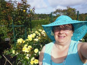 P1020375 selfie with yellow roses